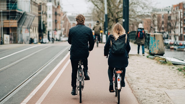 ウォーキング・走る・自転車、それぞれ同じ距離移動した場合の消費カロリーを男女で比較