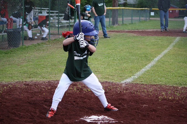 子どもの野球肘（内側上顆障害）は投球中止中も痛みが出なければランニング、バッティング、ノックの捕球は許可